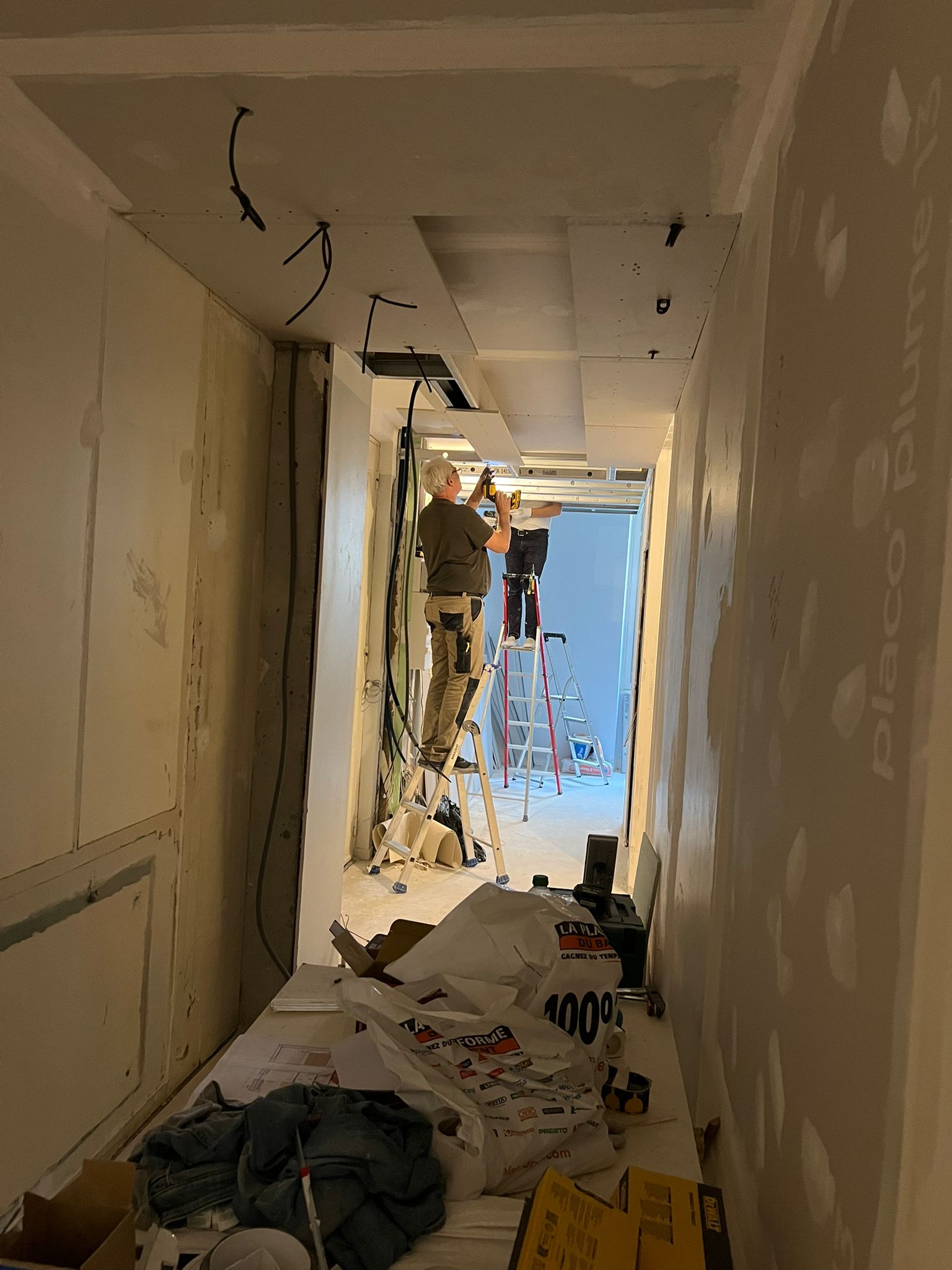 Installation de faux plafond en Placo par Kamilia Rénovation Installation de faux plafond en Placo par Kamilia Rénovation