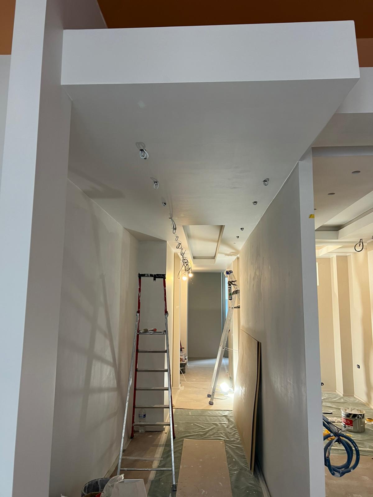 Préparation des supports et enduisage de plafond avant mise en peinture. Préparation des supports et enduisage de plafond avant mise en peinture.