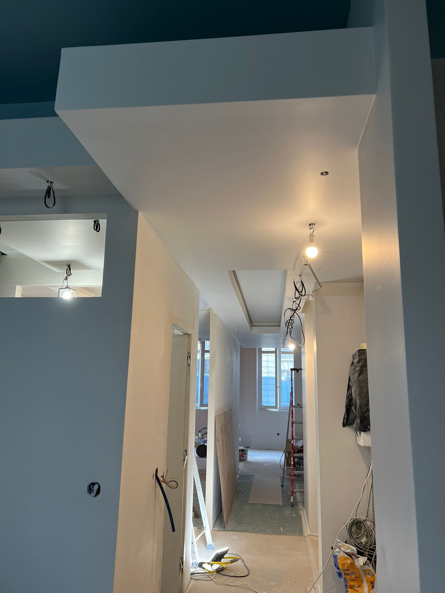 Finition peinture et éclairage design après rénovation intérieure. Finition peinture et éclairage design après rénovation intérieure.